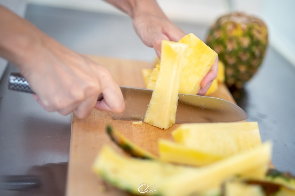 パイナップル加工の様子