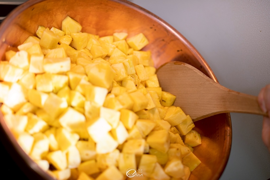 パイナップル加工の様子